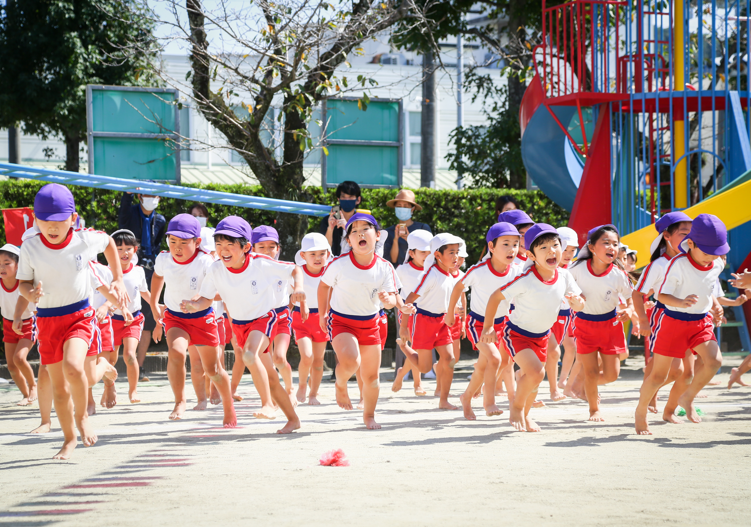 幼児保育百年の歩み : 写真集(日本保育学会 編／岡田正章・小林